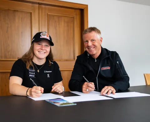 Stefanie Grob unterschreibt den Vertrag