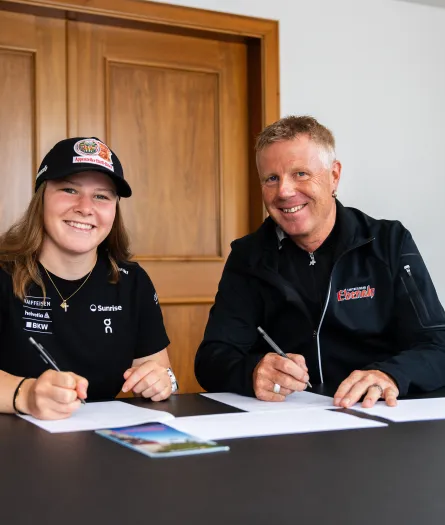 Stefanie Grob unterschreibt den Vertrag