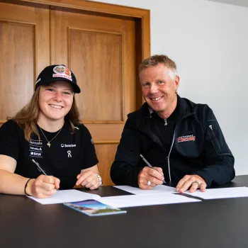 Stefanie Grob unterschreibt den Vertrag